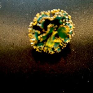 Beautiful green Elasticized Ring - shaped like a flower.